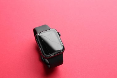 Renk arka plan, metin alanı üzerinde kırık akıllı saat. Onarım hizmeti