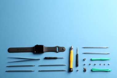 Düz kırık akıllı saat ve araçlar renk arka plan, metin için boşluk bileşimi yatıyordu. Onarım hizmeti