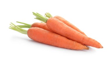 Beyaz arka planda taze olgun havuç. Sağlıklı sebze