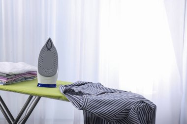 Modern elektrikli demir ve giysi gemide, metin için alan. Çamaşırhane günü