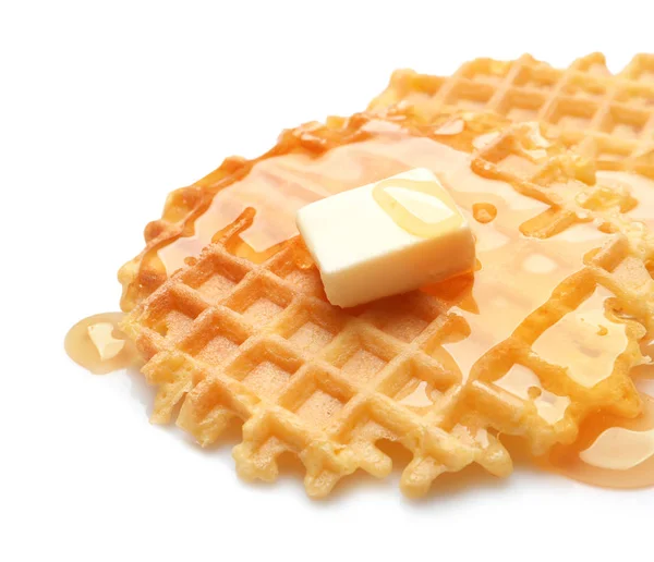 Deliciosos gofres con mantequilla y miel sobre fondo blanco, primer plano —  Fotos de Stock