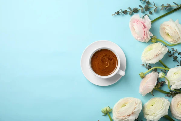 Плоская композиция с весенними цветками и чашкой кофе на цветном фоне. Пространство для текста — стоковое фото