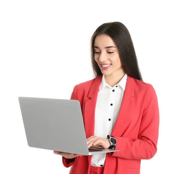 Retrato de mujer joven en ropa de oficina con portátil sobre fondo blanco — Foto de Stock