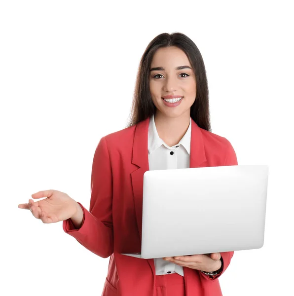 Porträtt av ung kvinna i kontors bruk med bärbar dator på vit bakgrund — Stockfoto