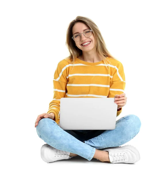 Молода жінка в повсякденному вбранні з ноутбуком, що сидить на білому тлі — стокове фото