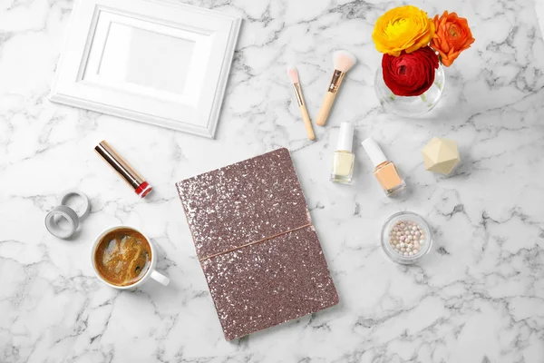 Composição de leigos planos com notebook, café e cosméticos na mesa de mármore — Fotografia de Stock