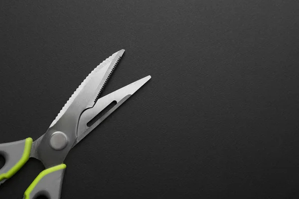 Kuchyňské nůžky na tmavém pozadí, pohled shora. Místo pro text — Stock fotografie