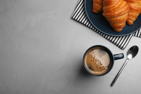 Flache Liegekomposition mit Kaffee und Croissants auf grauem Tisch, Platz für Text — Stockfoto