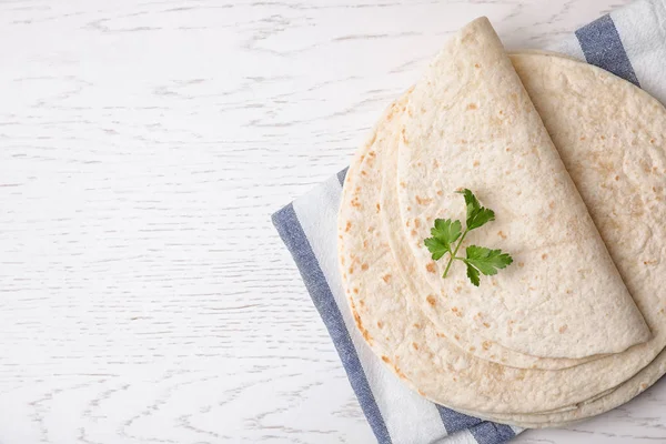 Lapos feküdt kompozíció kukorica tortilla a fehér fa háttér, hely a szöveg. Kovásztalan kenyér — Stock Fotó