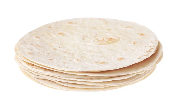 Hromádka kukuřičných tortilly na bílém podkladu. Neleavený chléb — Stock fotografie