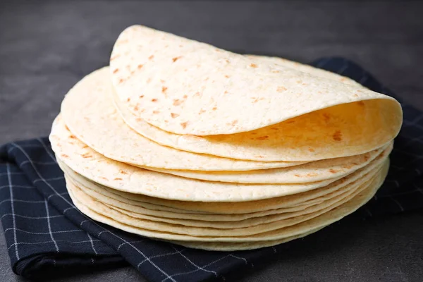 Pilha de tortilhas de milho na mesa, close-up. Pão ázimo — Fotografia de Stock