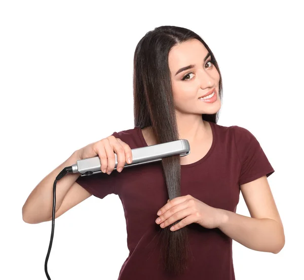 Mujer feliz usando plancha para el cabello sobre fondo blanco — Foto de Stock