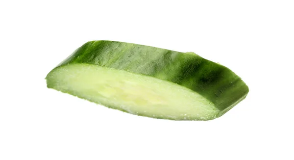 Skär färsk grön gurka på vit bakgrund — Stockfoto