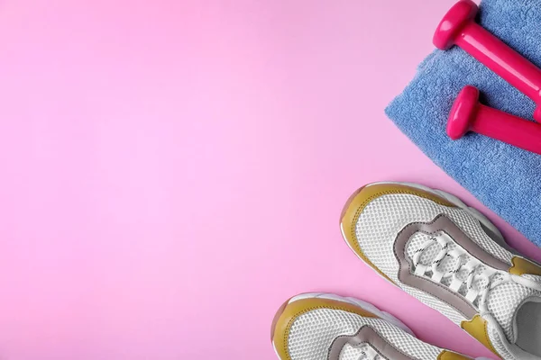 Flat lay samenstelling met halters, Sneakers, handdoek en ruimte voor tekst op kleur achtergrond. Home Fitness — Stockfoto