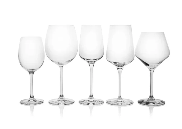 Diferentes copos de vinho vazios no fundo branco — Fotografia de Stock