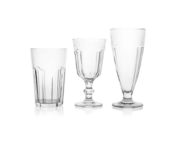 Beyaz arka planda farklı içecekler için boş gözlük seti — Stok fotoğraf