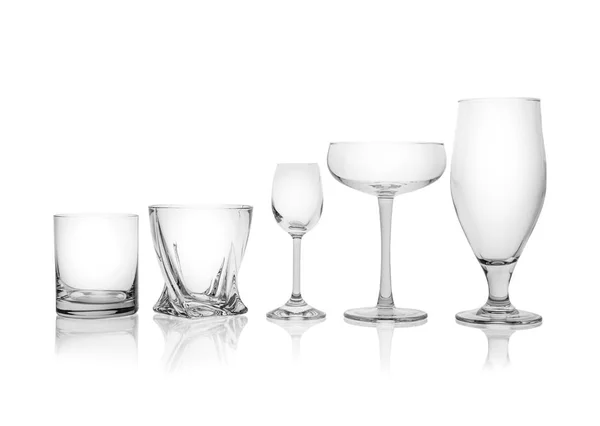 Набір порожніх окулярів для різних напоїв на білому тлі — стокове фото