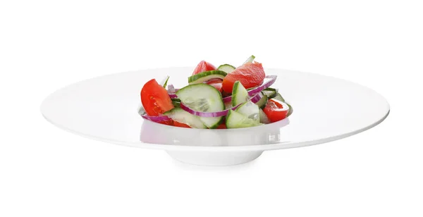 Deliziosa insalata di pomodoro fresco cetriolo in piatto su sfondo bianco — Foto Stock