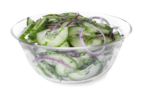 Ensalada fresca sabrosa con pepino en un tazón sobre fondo blanco —  Fotos de Stock