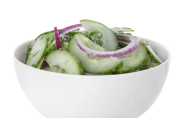 Salada saborosa fresca com pepino em tigela no fundo branco — Fotografia de Stock