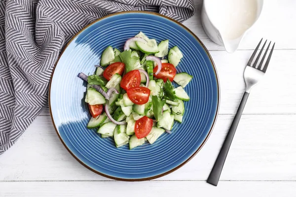 Composição plana com deliciosa salada de tomate de pepino fresco na mesa — Fotografia de Stock