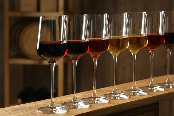 Copos de diferentes vinhos na adega. Recolha cara — Fotografia de Stock