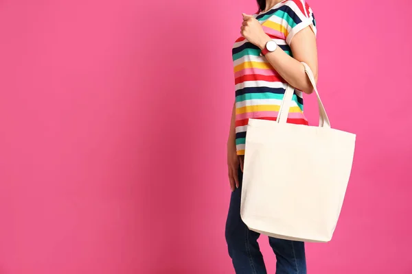 Kvinna med snygg blank miljö väska mot färg bakgrund, närbild. Utrymme för text — Stockfoto