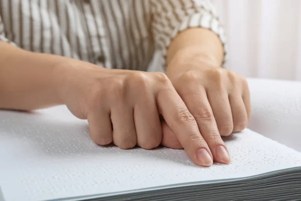 Libro de lectura de ciegos escrito en braille, primer plano — Foto de Stock