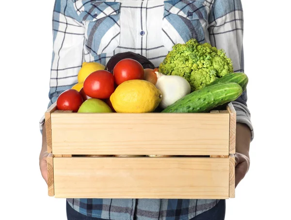 Женщина держит деревянный ящик со свежими овощами и фруктами на белом фоне, крупным планом — стоковое фото
