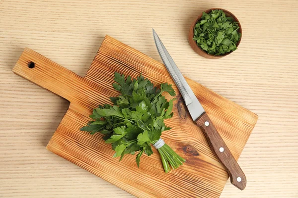 Composição de leigos planos com salsa verde fresca em fundo de madeira — Fotografia de Stock