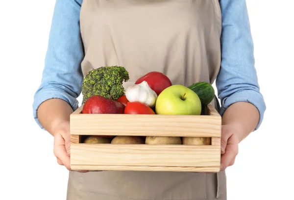 Mujer sosteniendo cajón de madera lleno de verduras frescas y frutas sobre fondo blanco, primer plano — Foto de Stock