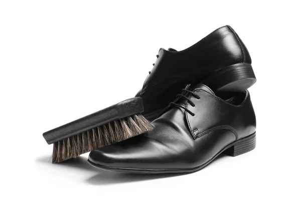 Zapatos de hombre con estilo y cepillo de limpieza sobre fondo blanco — Foto de Stock