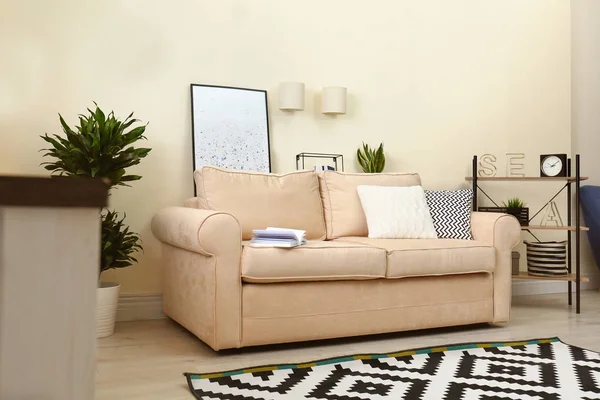 Interior de la sala de estar con sofá y elementos de decoración elegantes — Foto de Stock