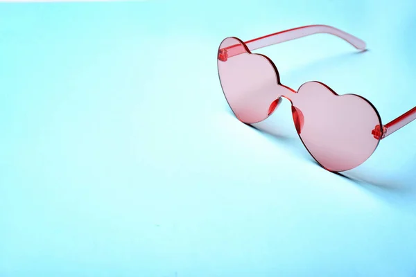 Stylowe okulary w kształcie serca na kolorowym tle. Miejsce na tekst — Zdjęcie stockowe