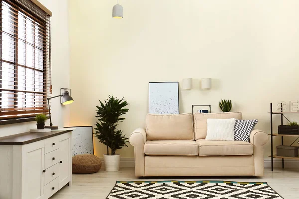 Woonkamer interieur met sofa, raam jaloezieën en stijlvol Decorelementen — Stockfoto