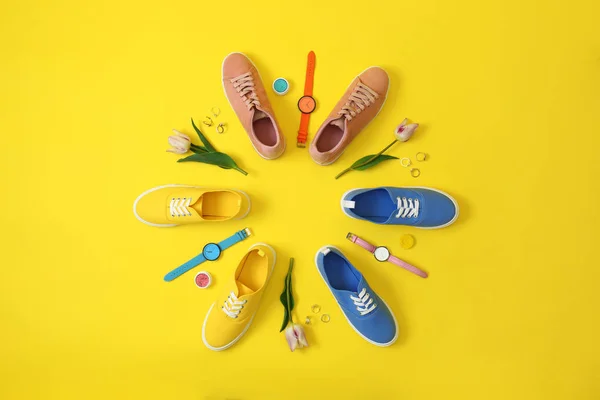 Composición plana con diferentes zapatillas y accesorios sobre fondo de color. Aspecto de moda primavera —  Fotos de Stock