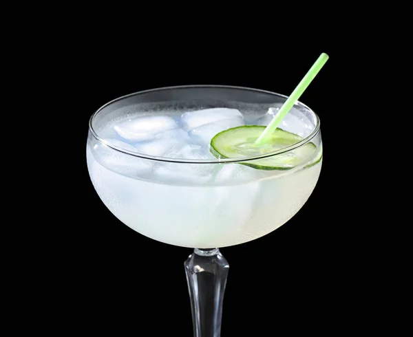 Glas heerlijke komkommer Martini met ijs op donkere achtergrond, close-up — Stockfoto