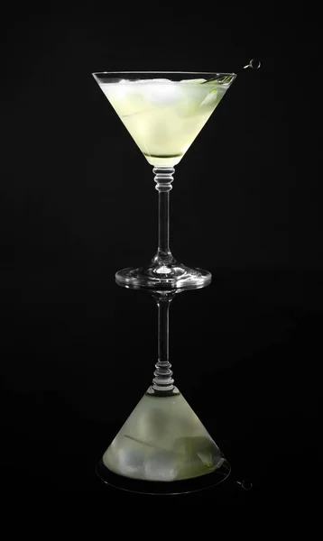 Bicchiere di delizioso martini al cetriolo con ghiaccio su sfondo scuro — Foto Stock