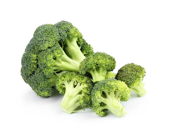 Beyaz arka plan üzerinde taze yeşil brokoli. Organik gıda — Stok fotoğraf