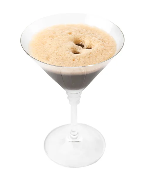 Vaso de Espresso Martini con granos de café sobre fondo blanco. Cóctel de alcohol — Foto de Stock