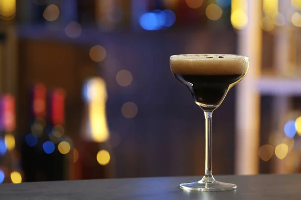 Copo de Espresso Martini no balcão no bar, espaço para texto. Coquetel de álcool — Fotografia de Stock