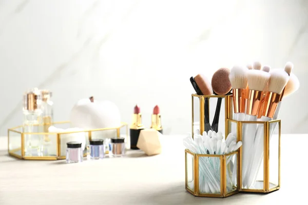 Sada výrobků na make-upu a kartáčů na stole. Místo pro text — Stock fotografie