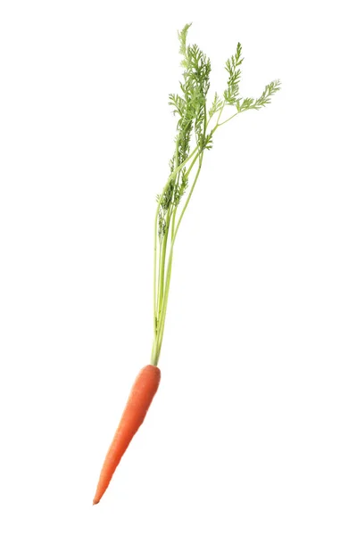Świeże dojrzałe marchewki na białym tle. Zdrowe warzywa — Zdjęcie stockowe