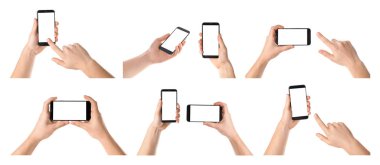 Beyaz arka planda akıllı telefonlar tutan erkeklerle ayarlayın, ellerin yakın çekim. Metin için alan