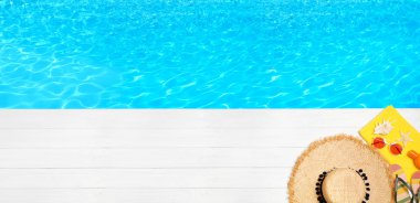 Su, metin için alan yakınındaki ahşap iskeleüzerinde plaj aksesuarları ile Düz yatıyordu kompozisyon. Banner tasarımı