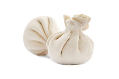 Beyaz arka planda lezzetli dolgu ile Ham köfte