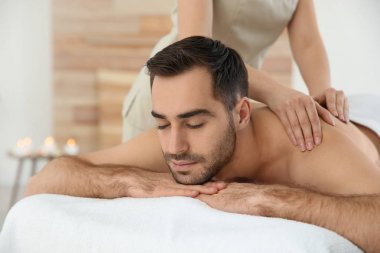 Spa salonunda masaj alan yakışıklı adam