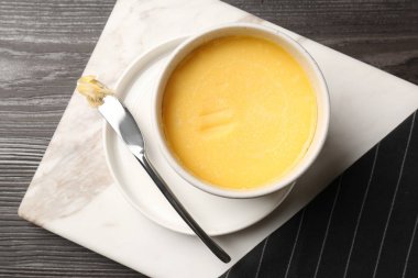 Ahşap masada Erime tereyağı kase ile düz yatıyordu kompozisyon