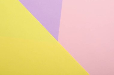 Arka plan olarak renkli kağıt levhalar, üst görünüm