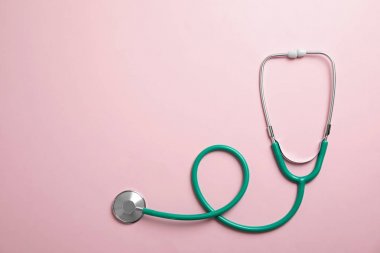 Renk arka plan üzerinde metin için boşluk ile stetoskop, üst görünüm. Tıbbi alet